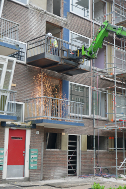 Verwijderen balkons met mobiel ankerpunt valbeveiliging