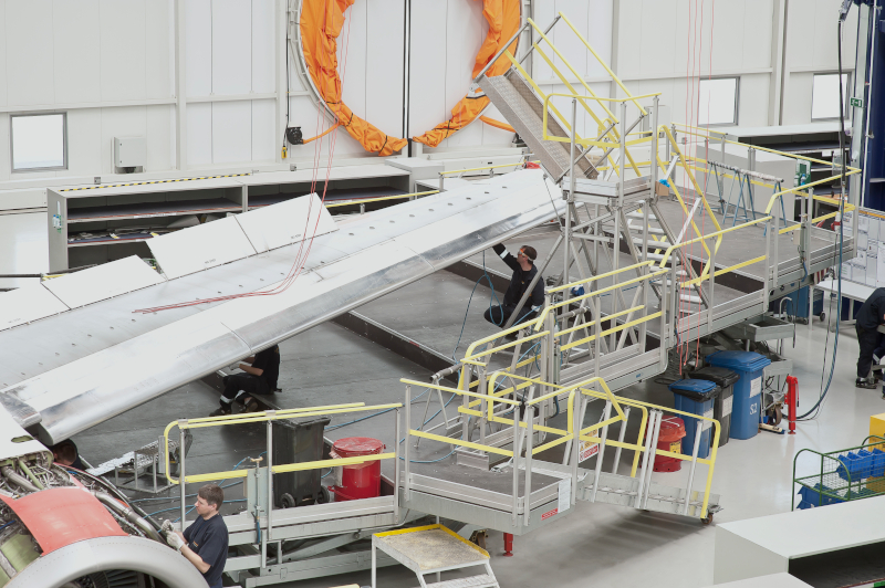 Vliegtuig onderhoudsplatform - Wing dock system Vliegtuig onderhoudsplatform - Wing dock system