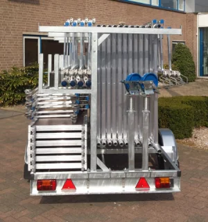 Steigeraanhanger met rolsteiger achterzijde Steigeraanhanger met rolsteiger achterzijde