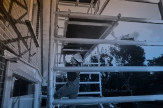 Groot platform luik voor makkelijke toegang rolsteiger Groot platform luik voor makkelijke toegang rolsteiger