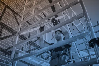 Voorloopleuning rolsteiger monteren van ondergelegen platform Voorloopleuning rolsteiger monteren van ondergelegen platform