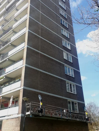 Hangbrug voegrenovatie kopgevel appartementen complex