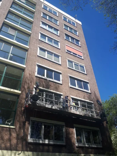 Hangbruginstallatie voor schilder van kozijnen