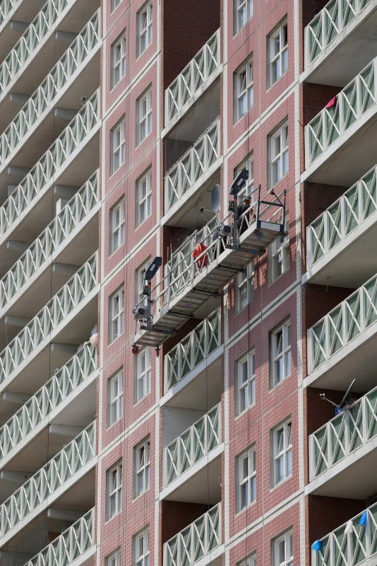 Tijdelijke hangbruginstallatie voor onderhoud aan appartementencomplex