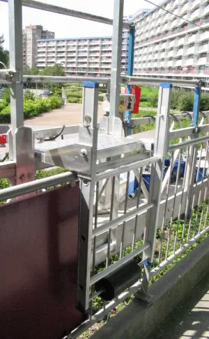 Overstappen van een hangbrug naar balkon?