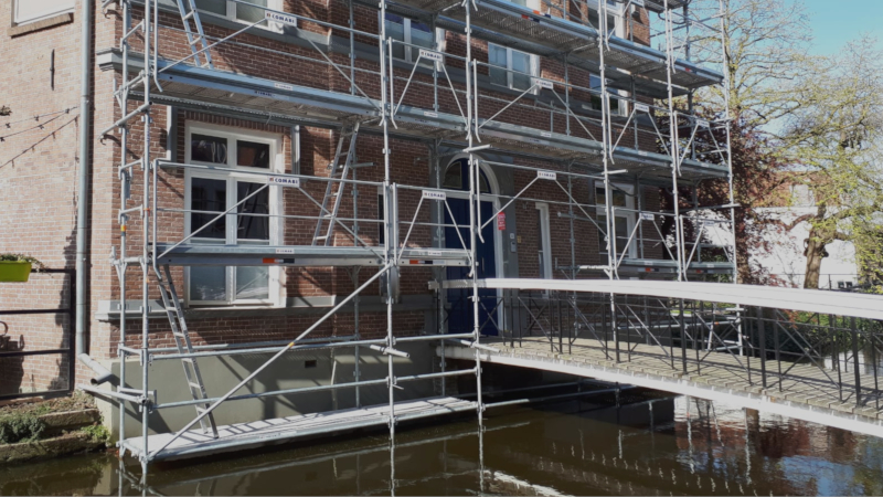 Steiger met basis in het water