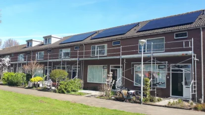 Schilderstelling in voortuin woning