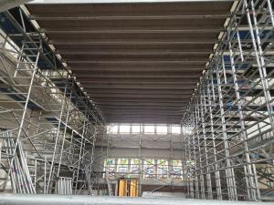 Verhoogde werkvloer in kerkgebouw