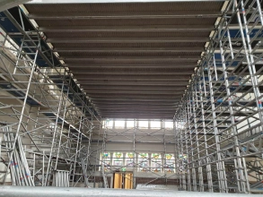 Afbeelding Verhoogde werkvloer in kerkgebouw